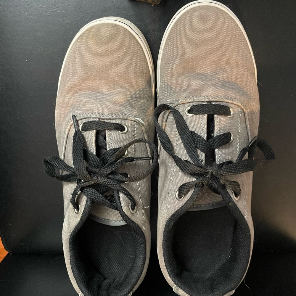 Mens Heeleys Sneakers Size 8 Only have one wheel
